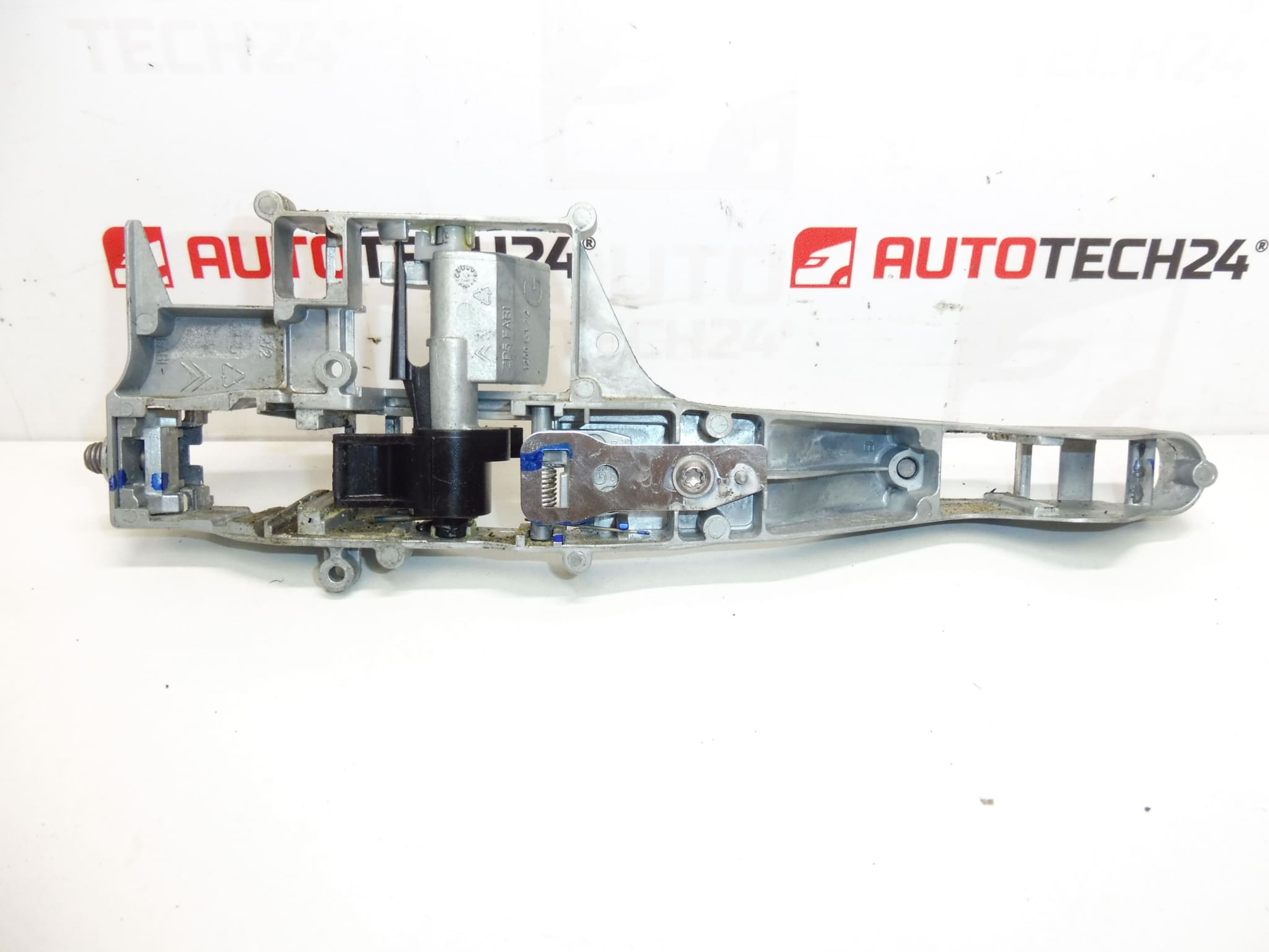 Fäste till vänster framdörrshandtag, Citroën C3 Picasso / Peugeot 207, artikelnummer 910958 - Bild 2