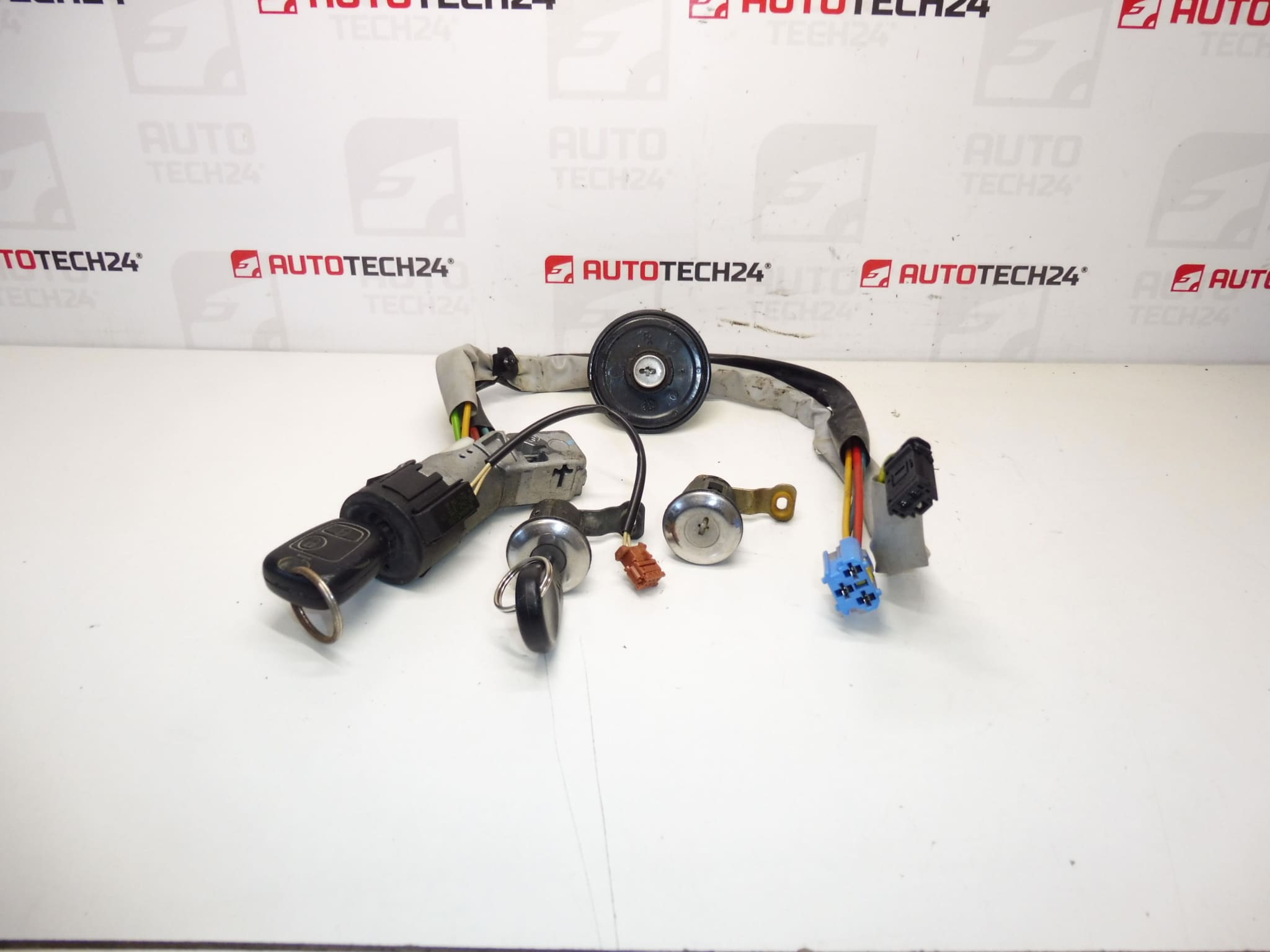 Set med 2 nycklar och lås Citroën Berlingo II 4162CF 4162CH