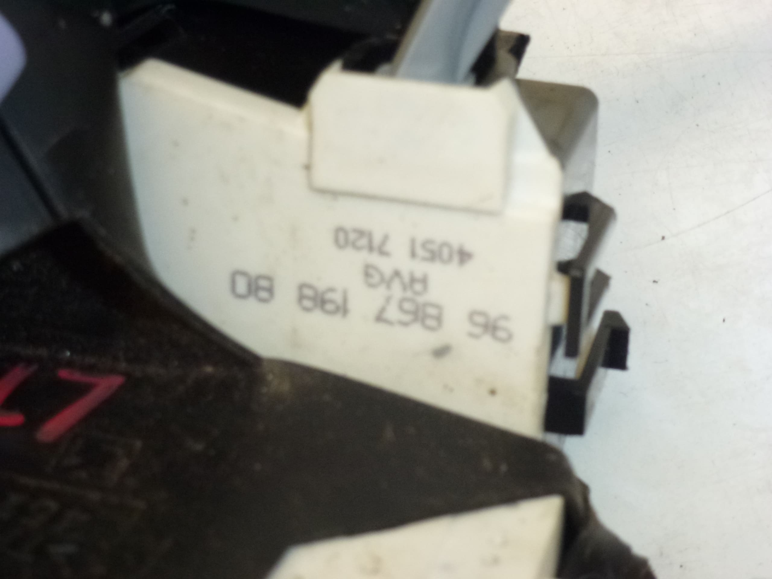 Lås vänster framdörr Citroën C4 9686719880 9135FA - Bild 2