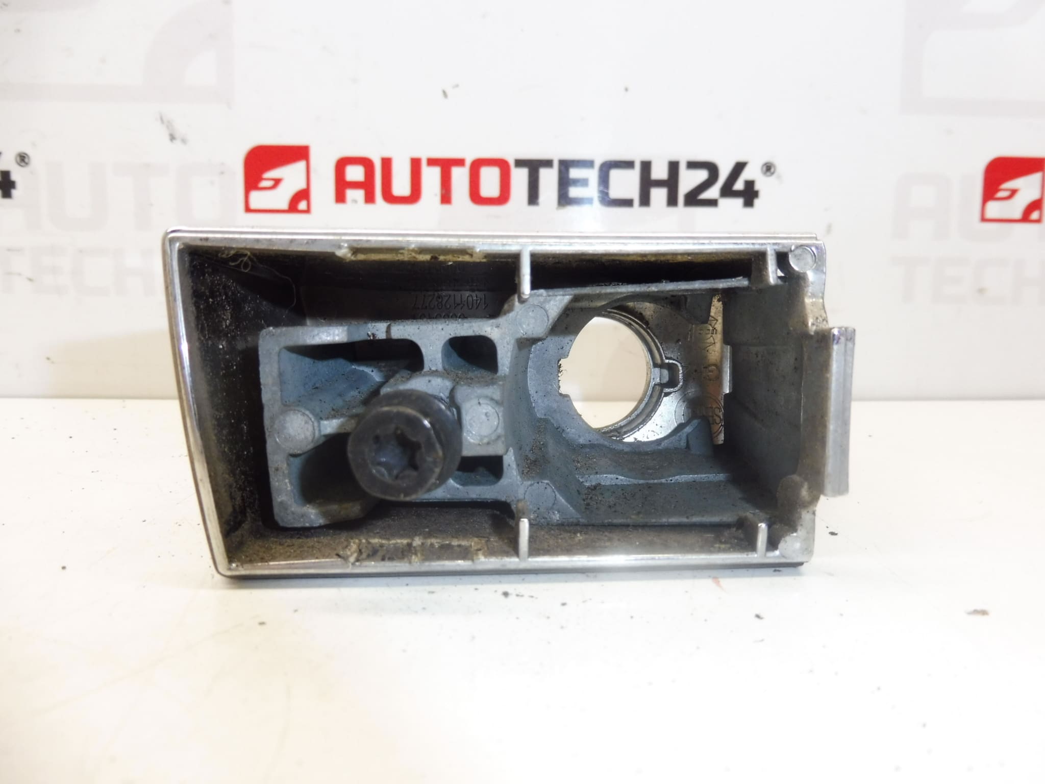 Vänster framdörrlåskåpa Citroën Peugeot krom 9119CR