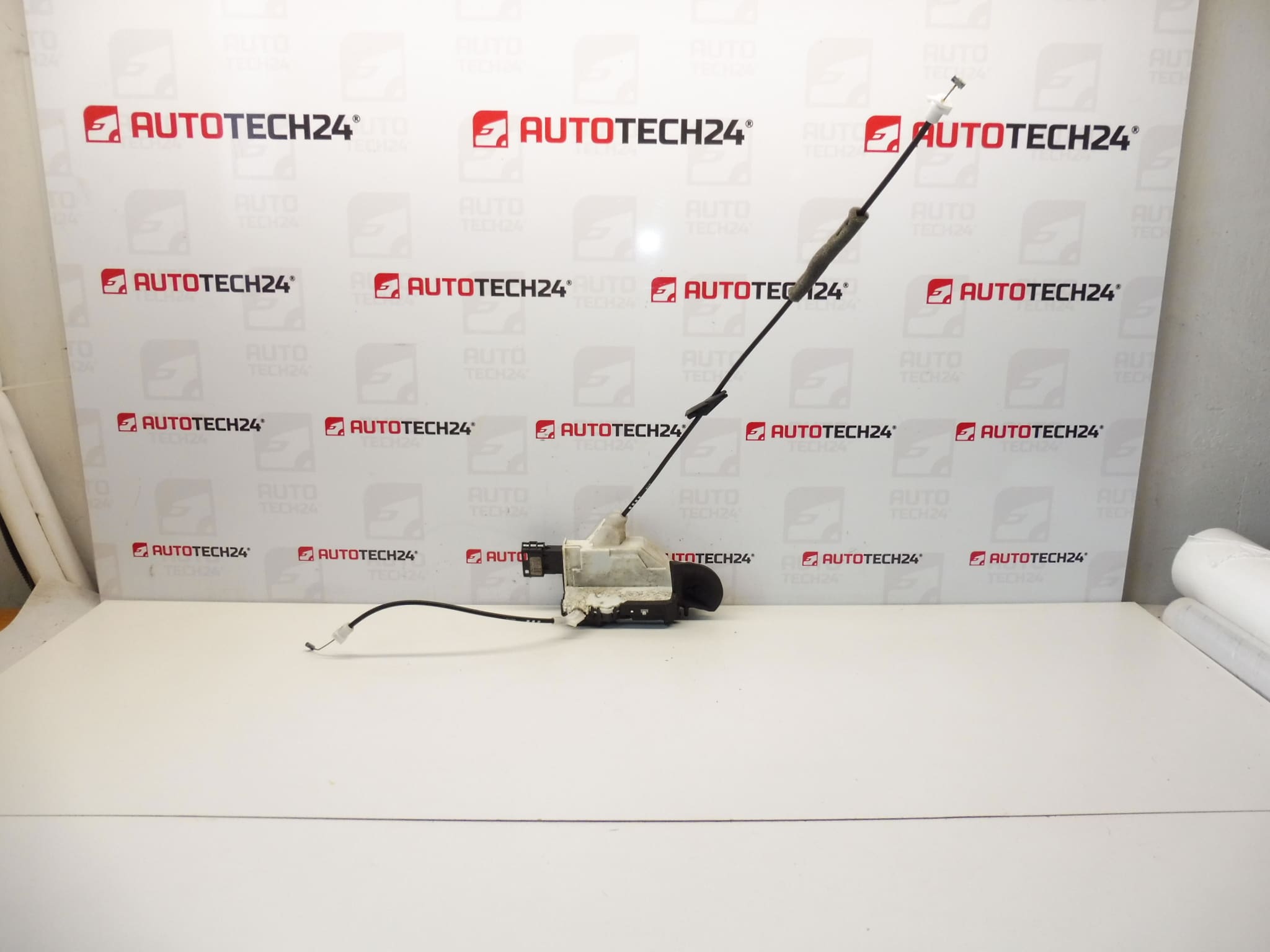 Vänster framdörrlås Peugeot 308 9135GZ A04001 732075