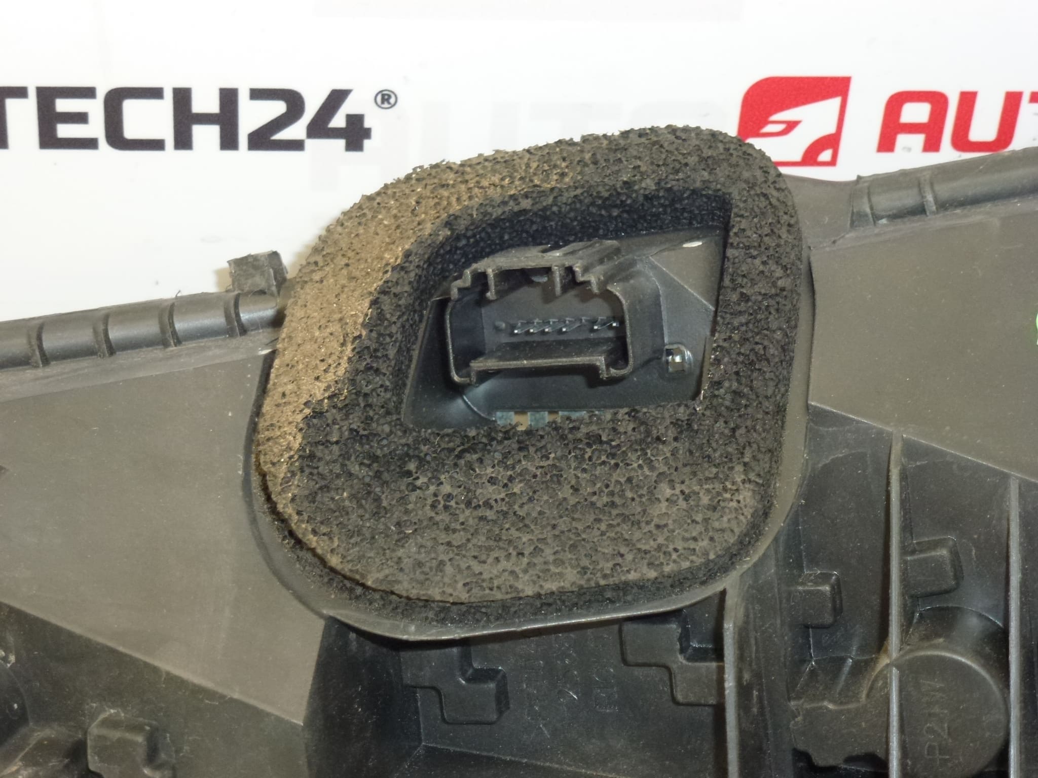 Sockel för bakre lampan höger Citroën C1 Peugeot 107 634681 - Bild 2