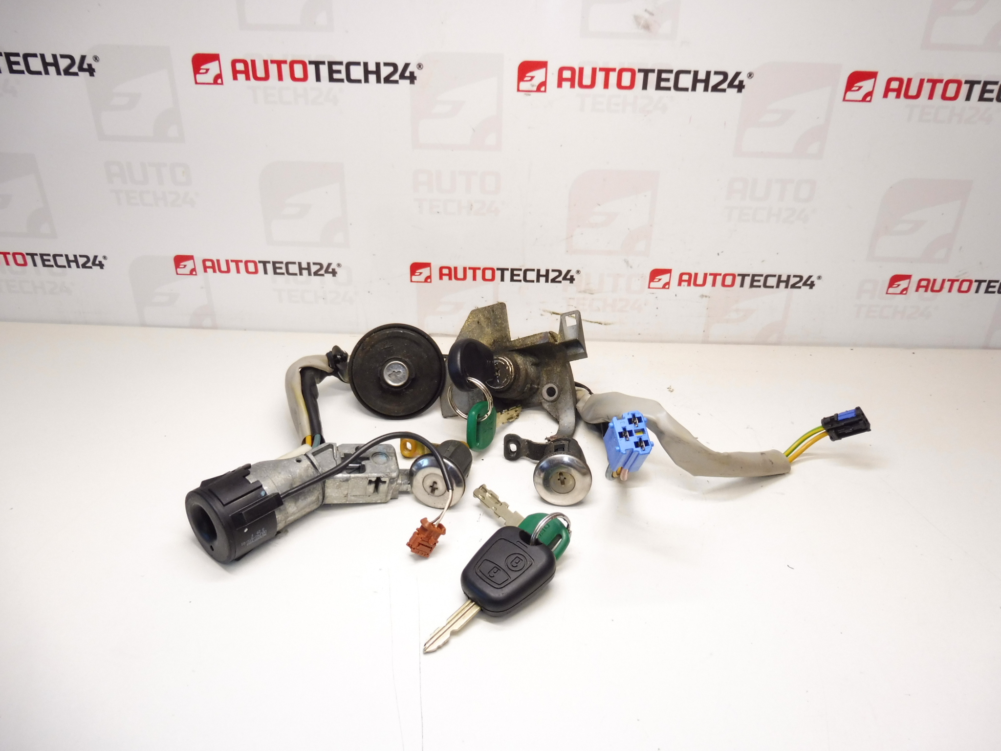 Set med 2 nycklar och lås Citroën Berlingo II 4162CF 4162CH