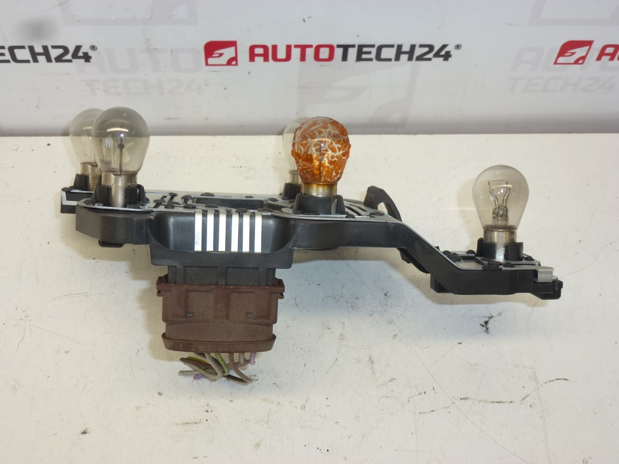 Sockel för vänster baklykta med kabelsats Citroën Xsara 6350P0 - Bild 2