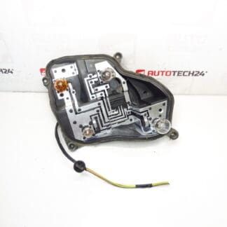 En del av den bakre vänstra lampan Peugeot 301 9674807780