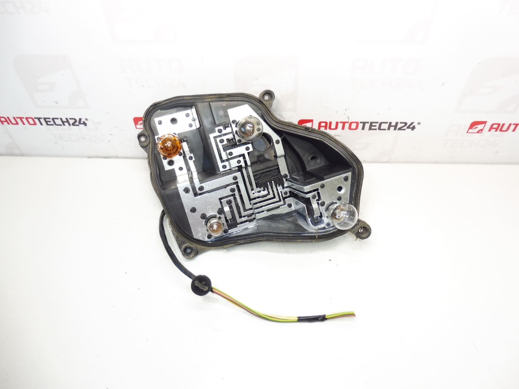 En del av den bakre vänstra lampan Peugeot 301 9674807780