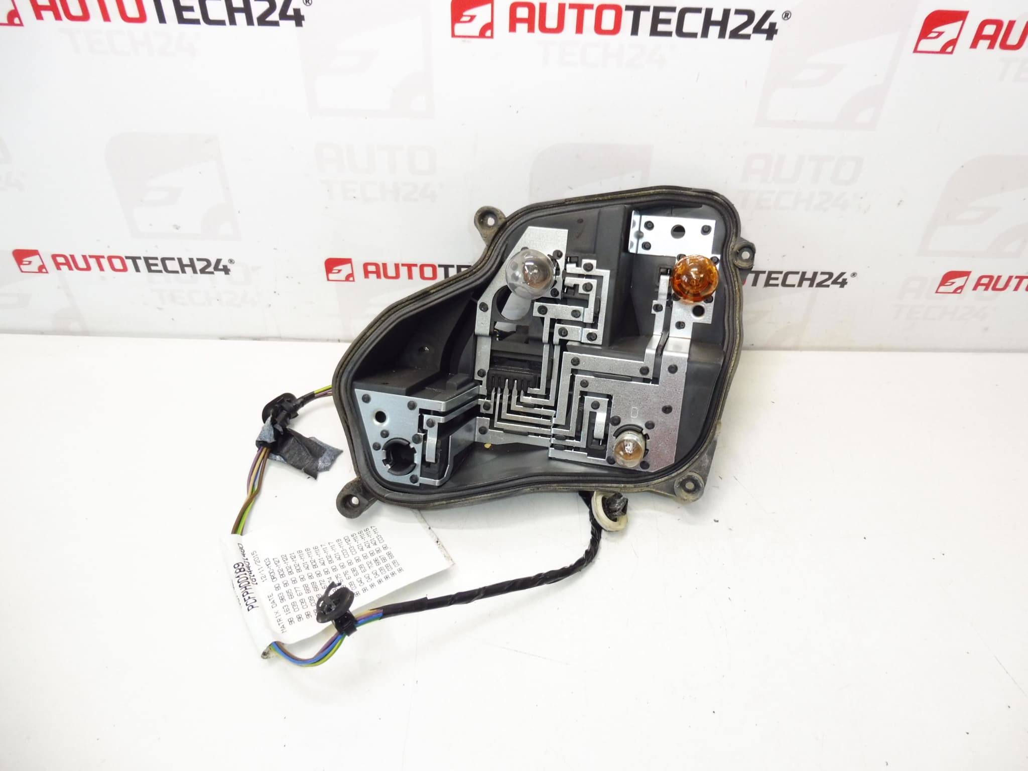 En del av den högra lampan Peugeot 301 9674807880