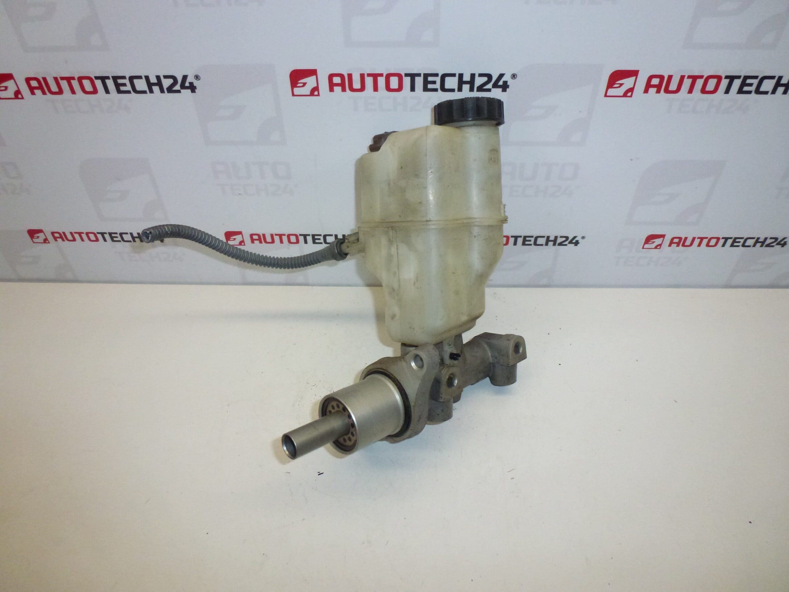 Huvudbromscylinder med reservoar Citroën C5 X7 Peugeot 407 9646980980 4601Y7 4635F7