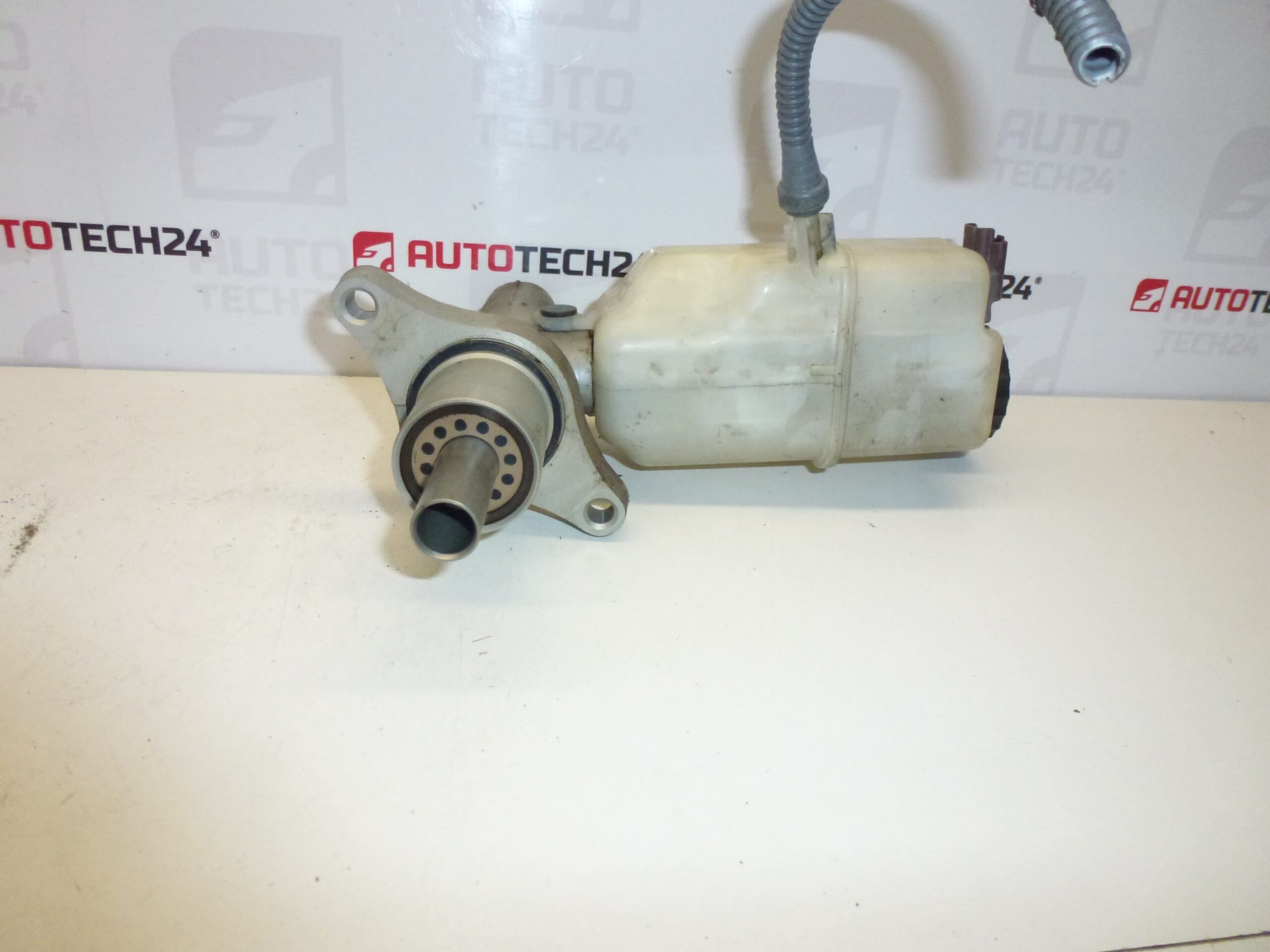 Huvudbromscylinder med reservoar Citroën C5 X7 Peugeot 407 9646980980 4601Y7 4635F7