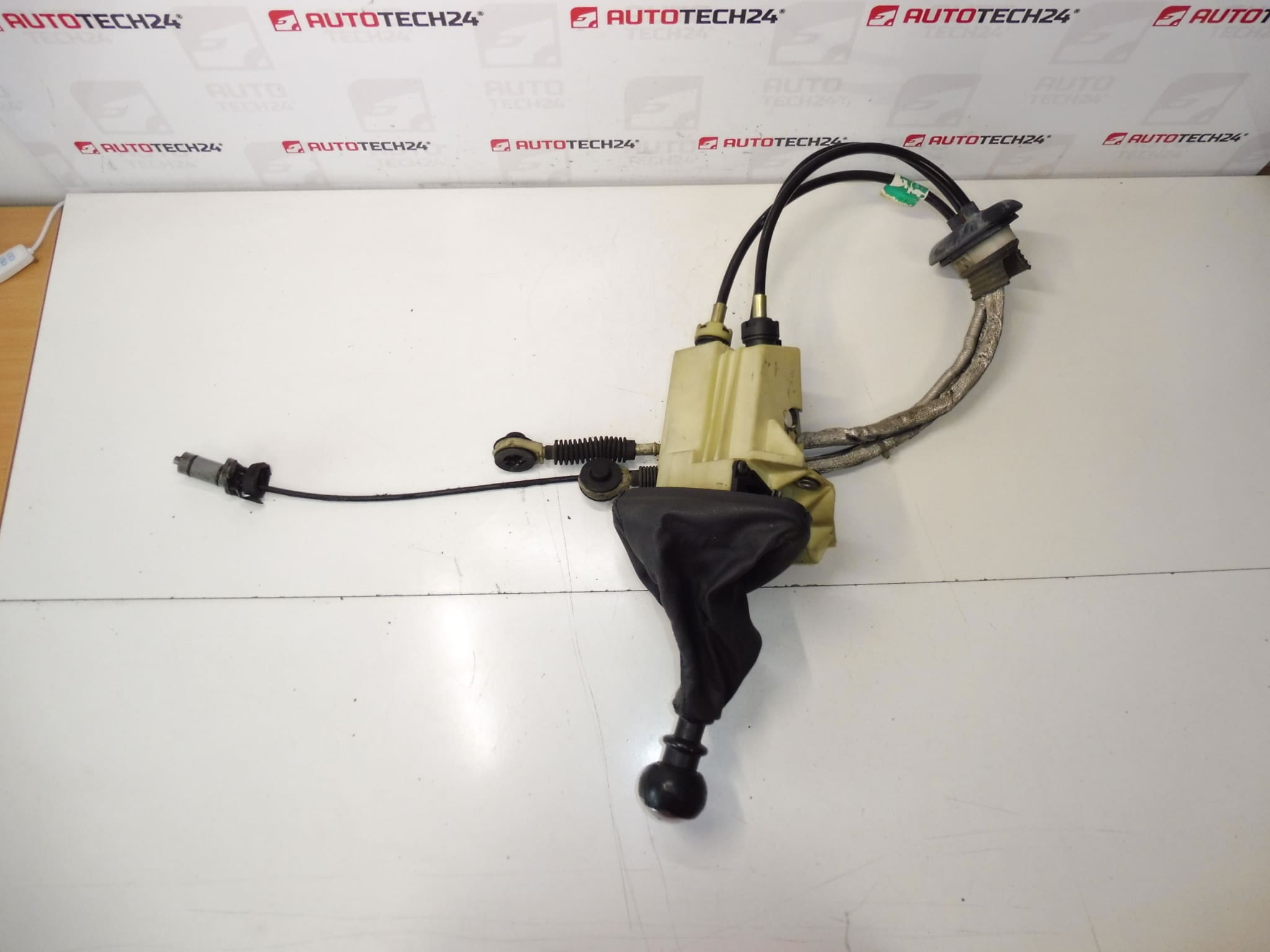 Bakgrunden och skiftet på 6 hastigheter Citroën Peugeot 2400P7 2444x8 241059