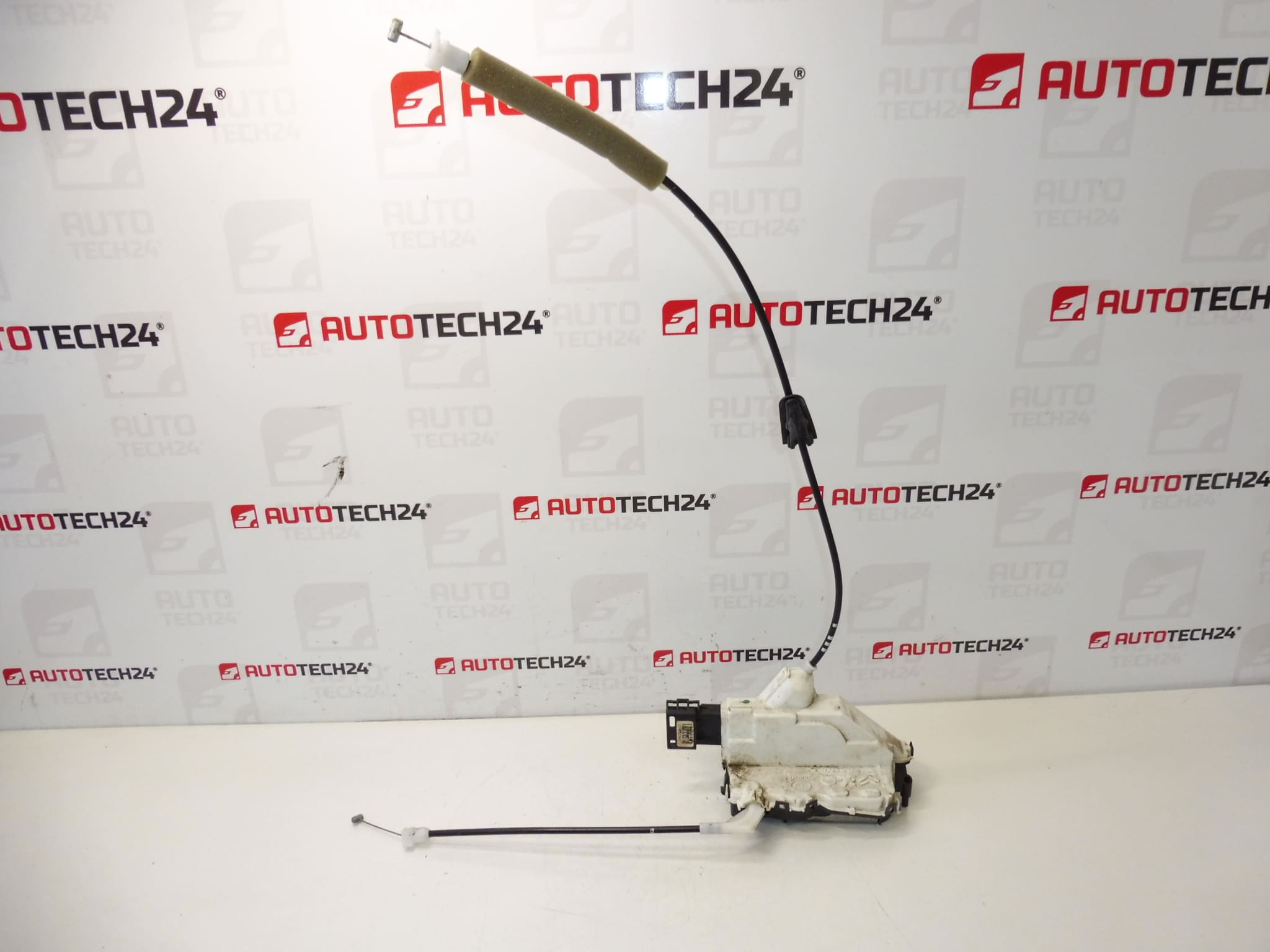 Peugeots vänstra bakdörrlås 308 006173 A04993