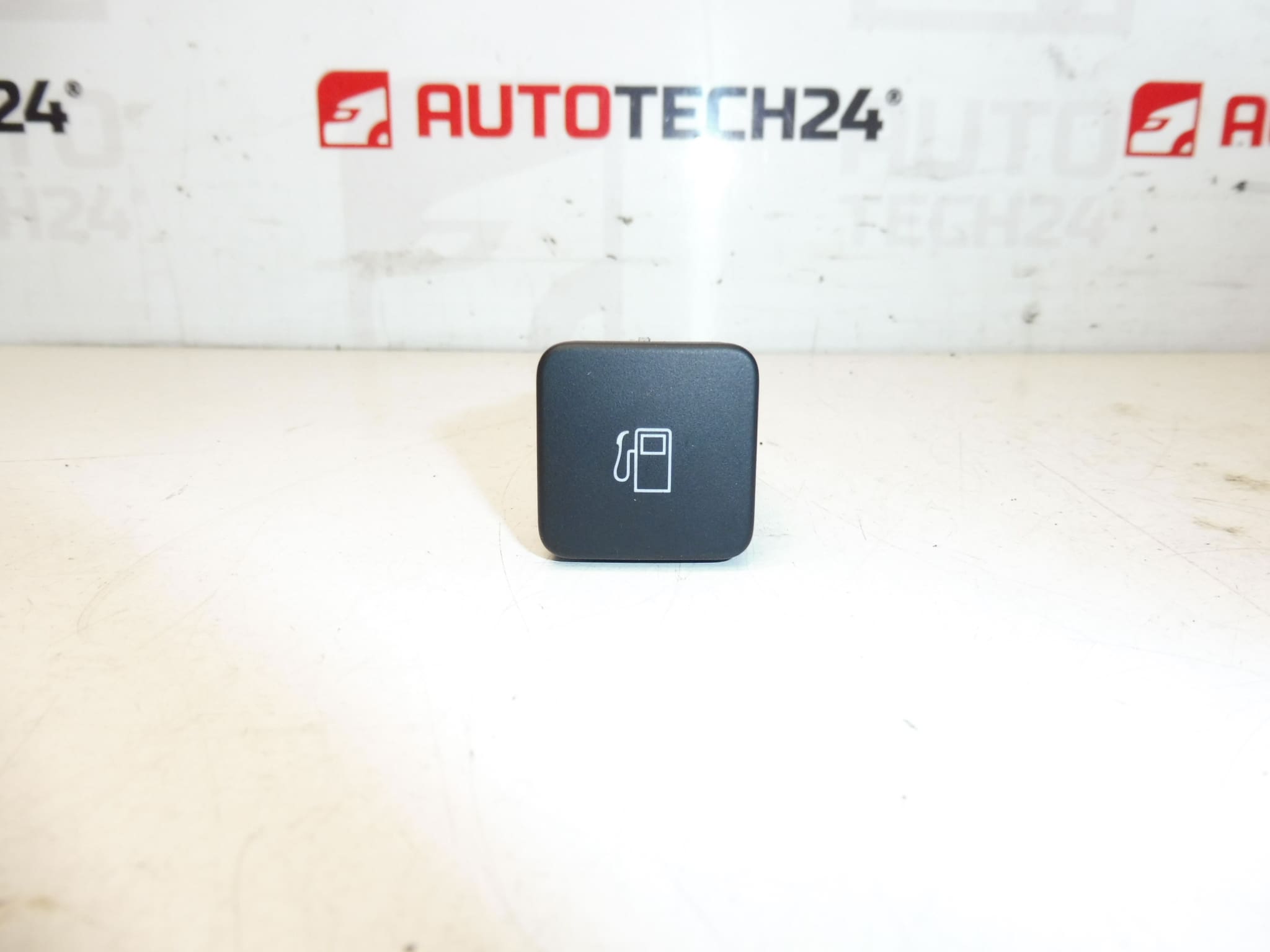 Öppna Citroën DS 9664235DU bränsletank