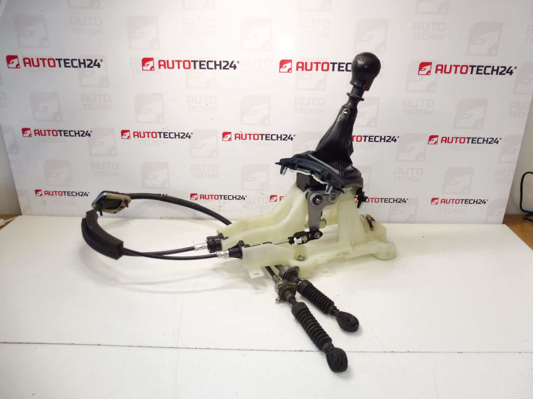 Kabelbilar med en uppsättning skiftande Citroën Peugeot 2400FS 2444G