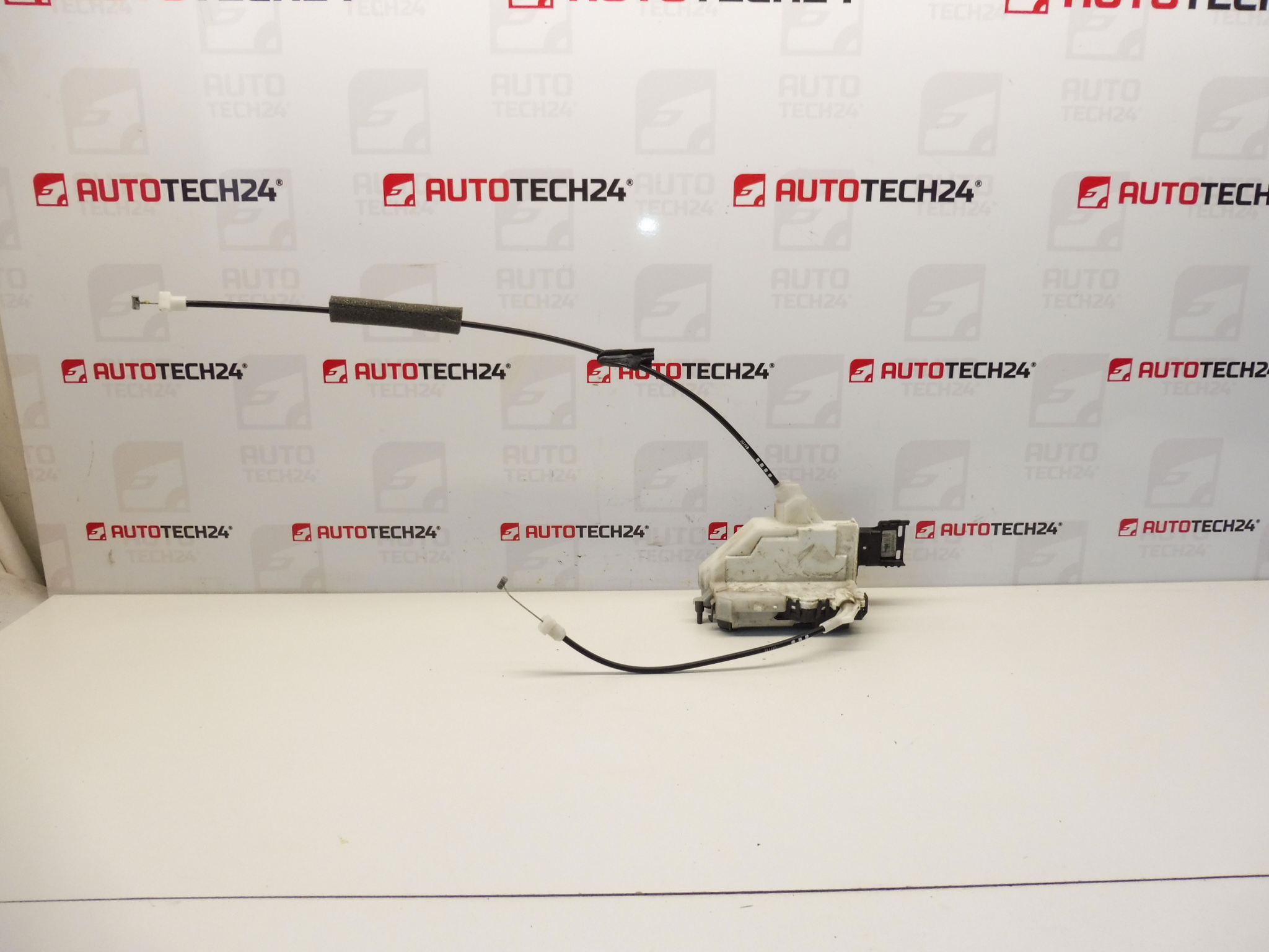 Höger bakdörrlås Peugeot 308 732074 A04068 9138Z7