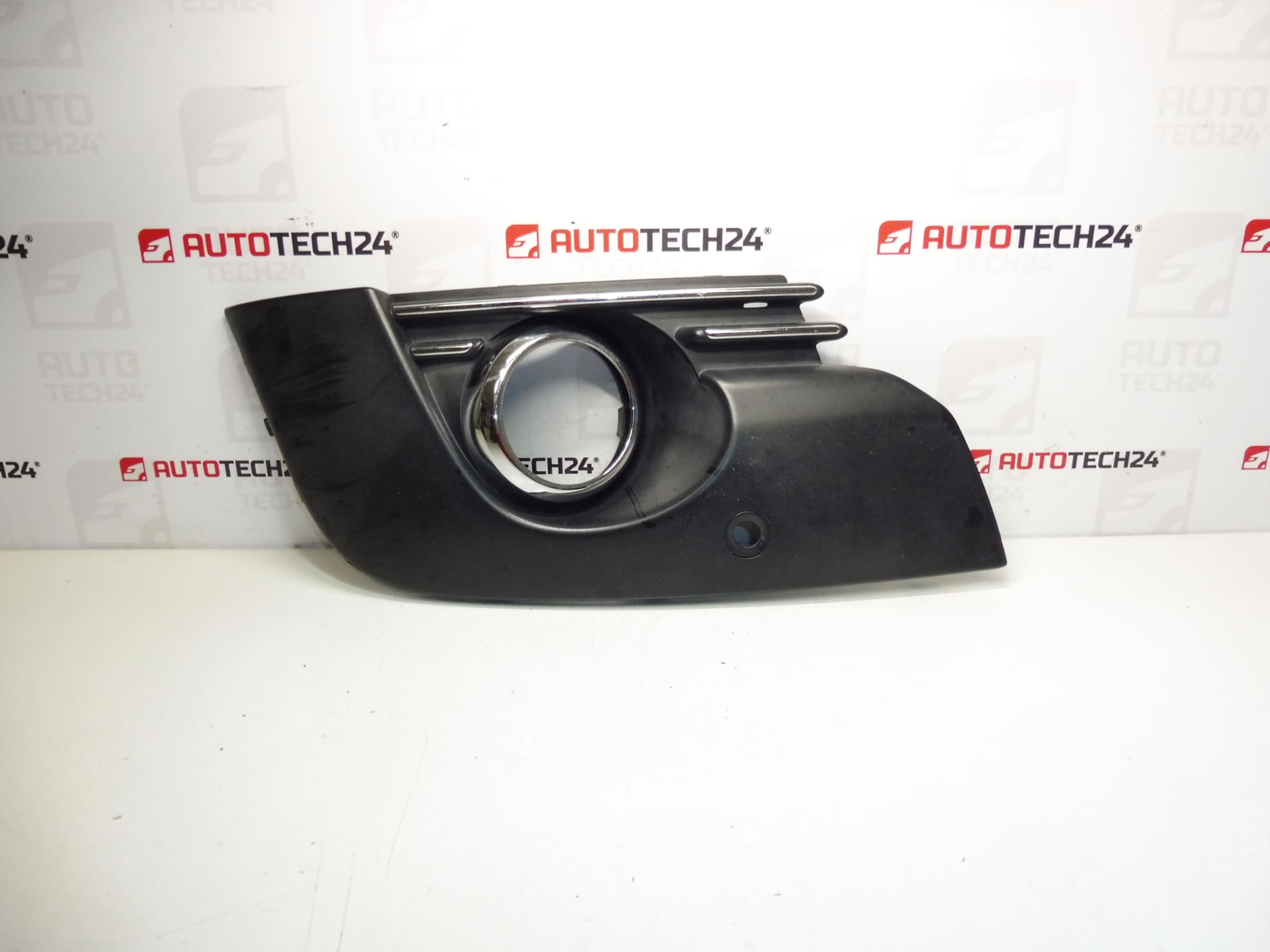 Höger dimljusram Peugeot 3008 9685098077 745315