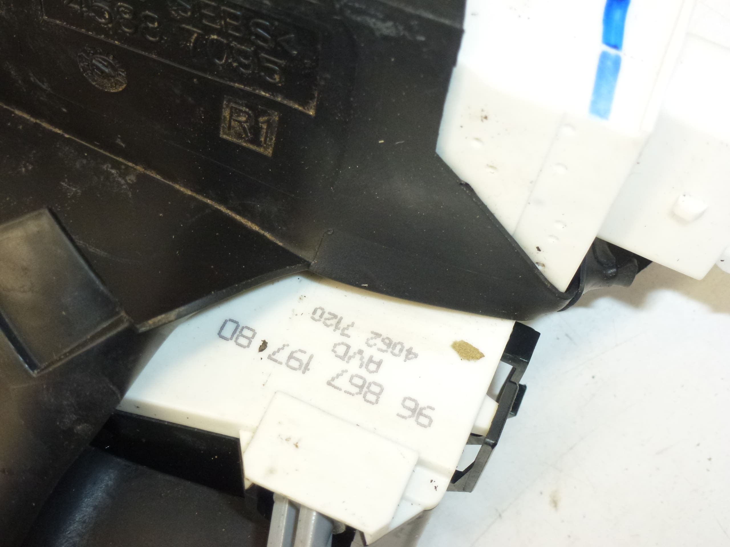 Höger framdörrlås Citroën C4 9686719780 9136ES - Bild 2