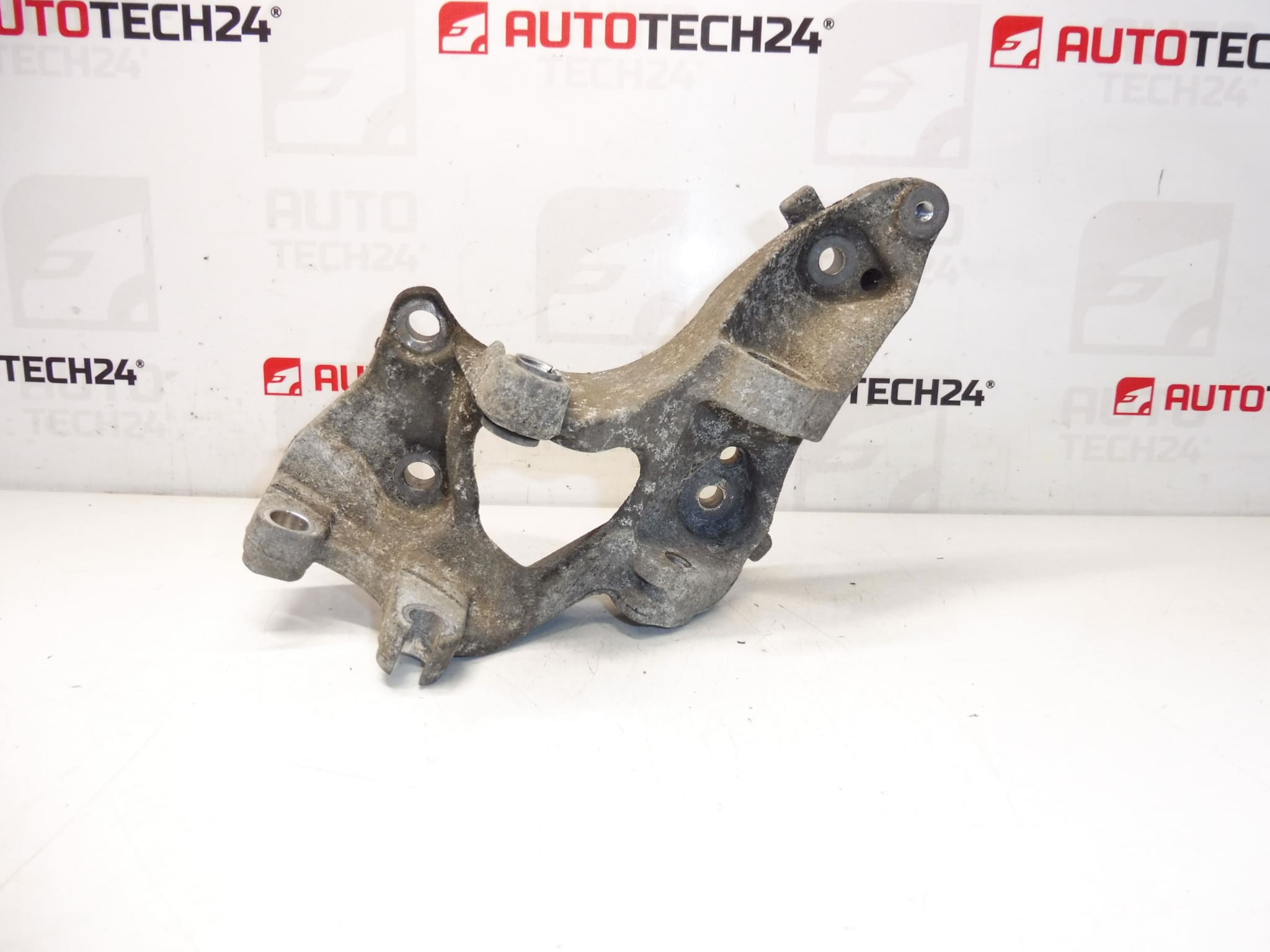 Generatorhållare Citroën Peugeot 9658199180 5706L3