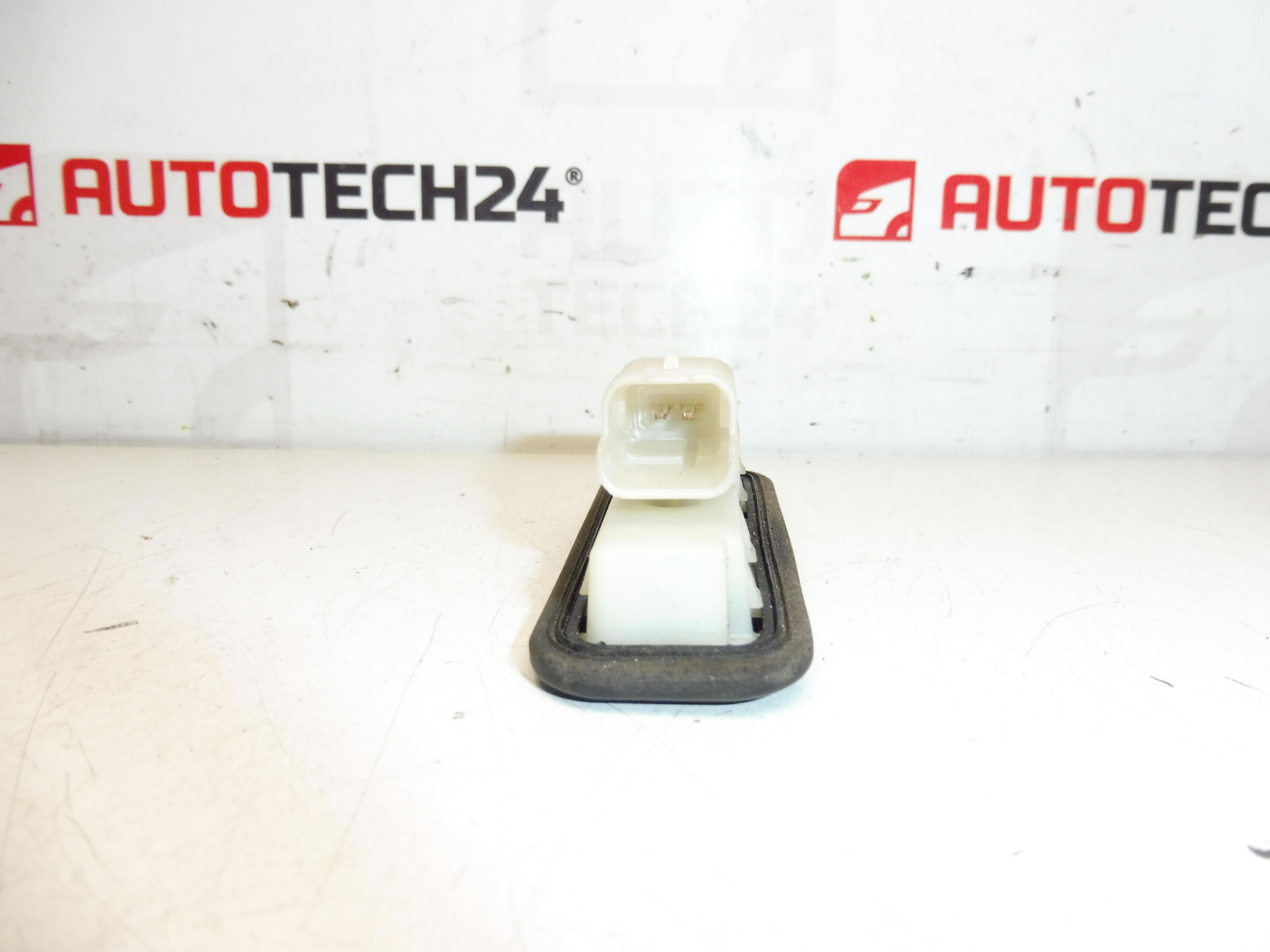 Bakluckans strömbrytare Citroën Peugeot 9676028380