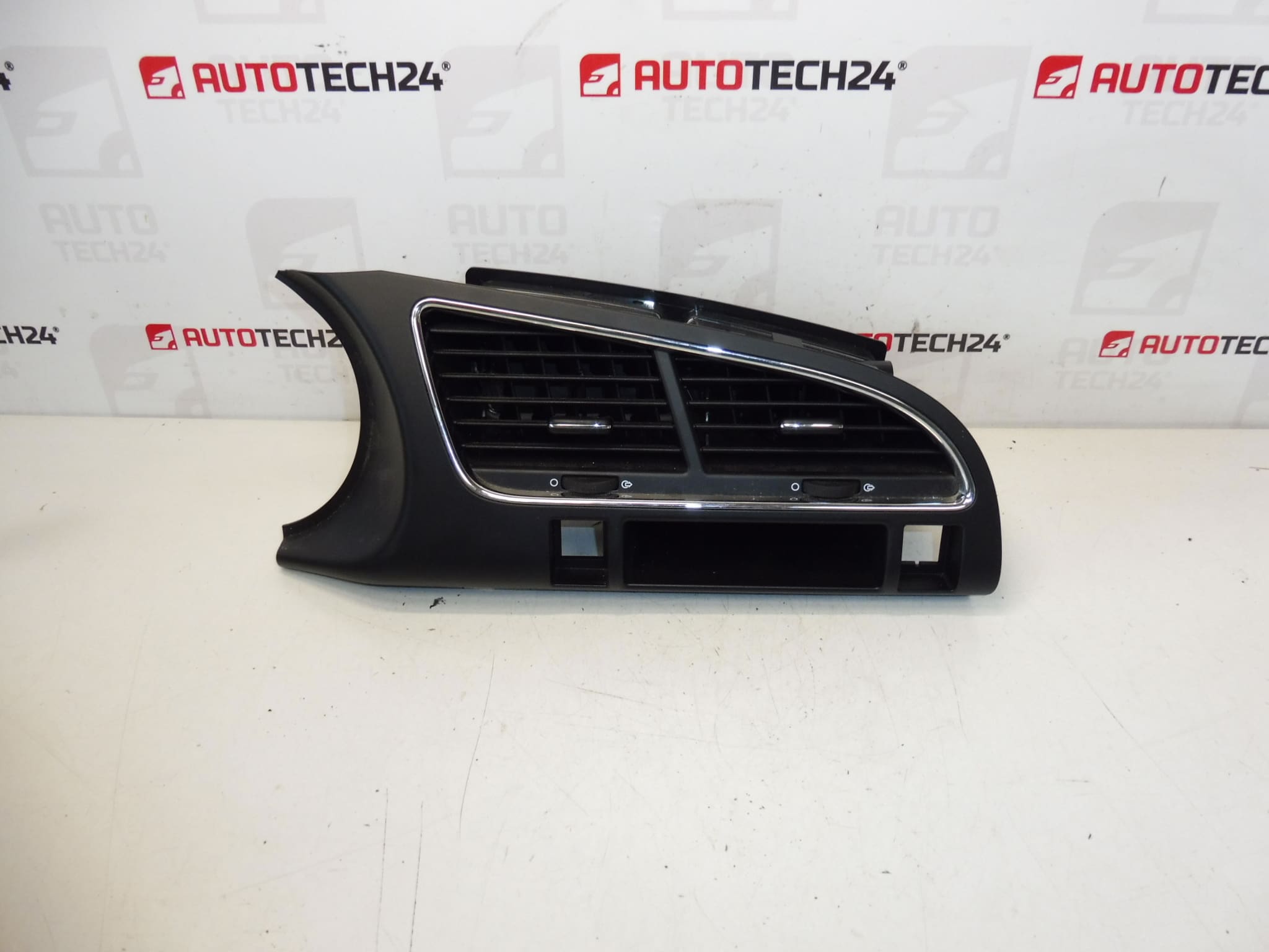Mittpanel Peugeot 3008 5008 823114
