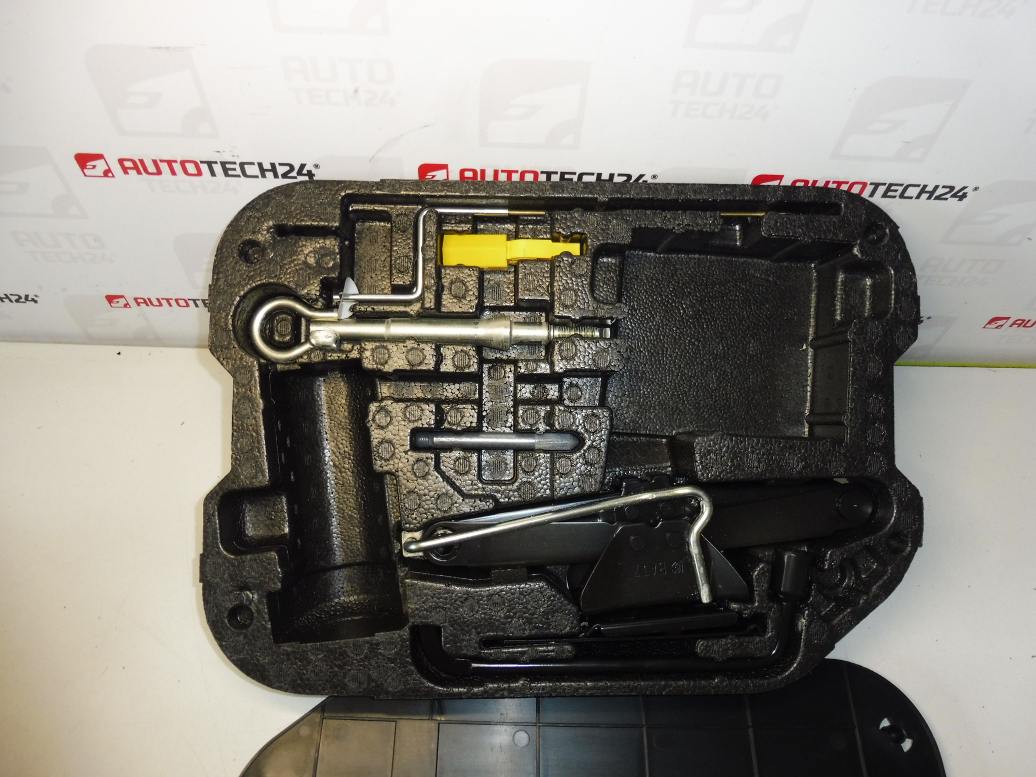 Verktygsset, Domkraft, Hjulnyckel, Dragögla till Citroën C4 Picasso 6736A7 674418 672594 671809 671739