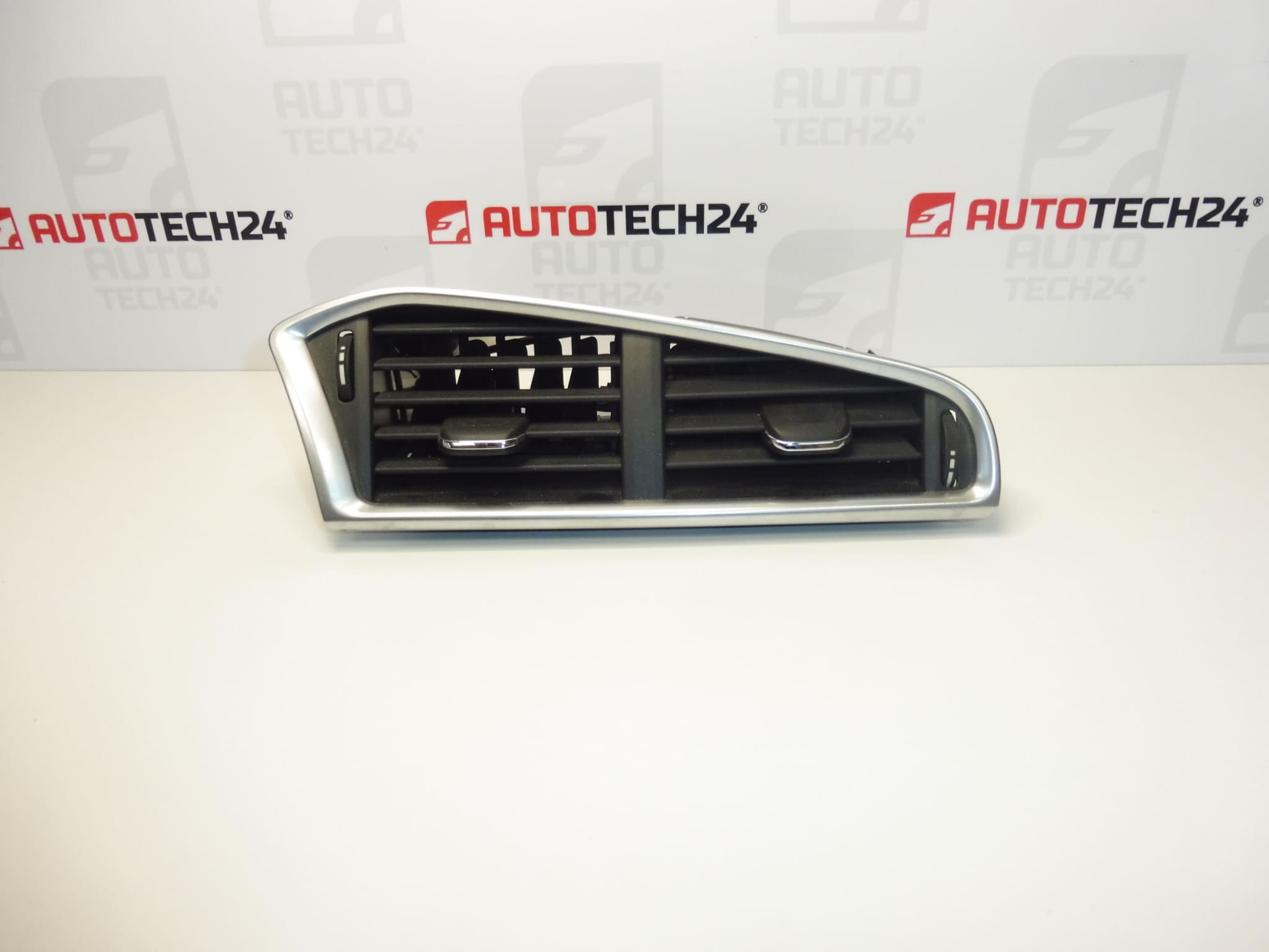 Citroen C4 II B7 och DS4 centralluftgaller 9676609977 8247EC