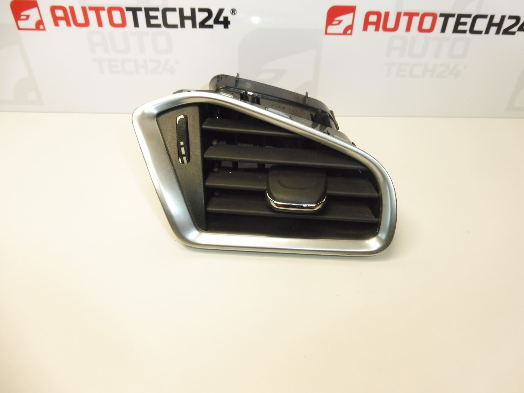 Höger ventilationsgrill Citroen C4 II B7 och DS4 9671332277 8247S1