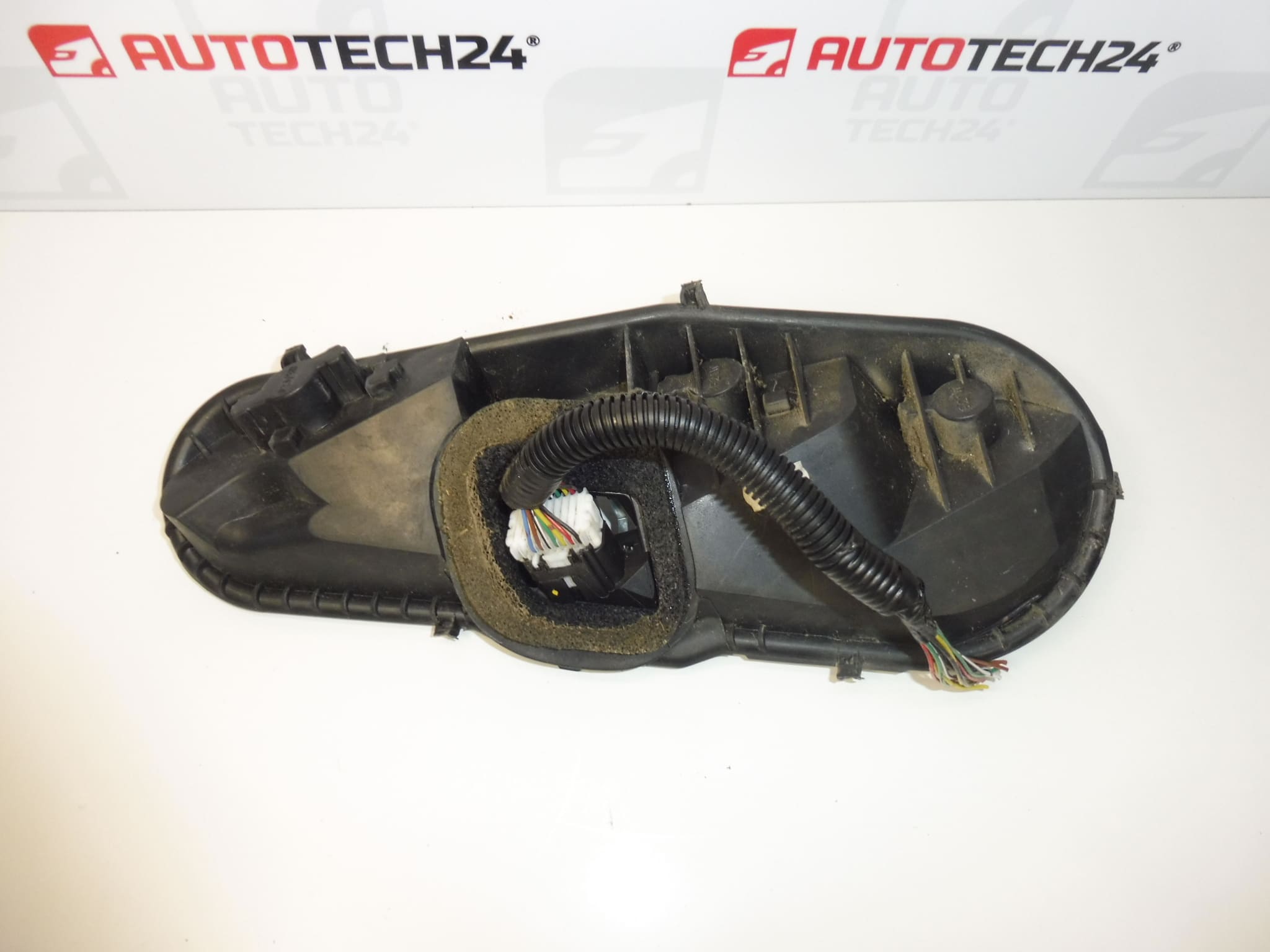 Lamphållare för vänster baklykta Citroën C1 Peugeot 107 1607990980 - Bild 2